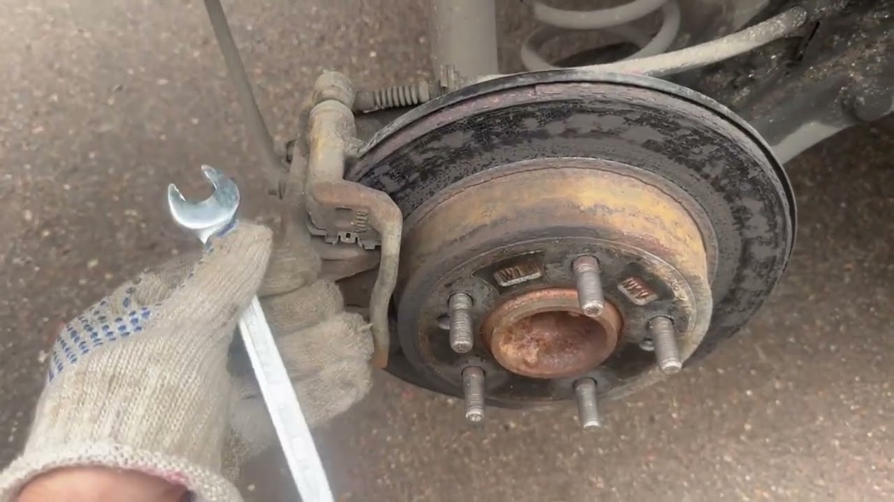 Как заменить тормозные колодки / Как снять прикипевший тормозной диск на Hyundai Creta