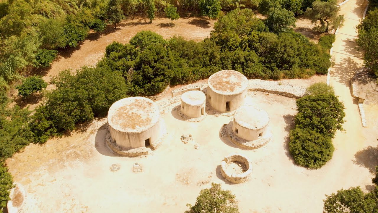 Неолитическое поселение Хирокити́я (греч. &Chi;&omicron;&iota;&rho;&omicron;&kappa;&omicron;&iota;&tau;ί&alpha;) &mdash; Choirokoitia Neolithic Settlement