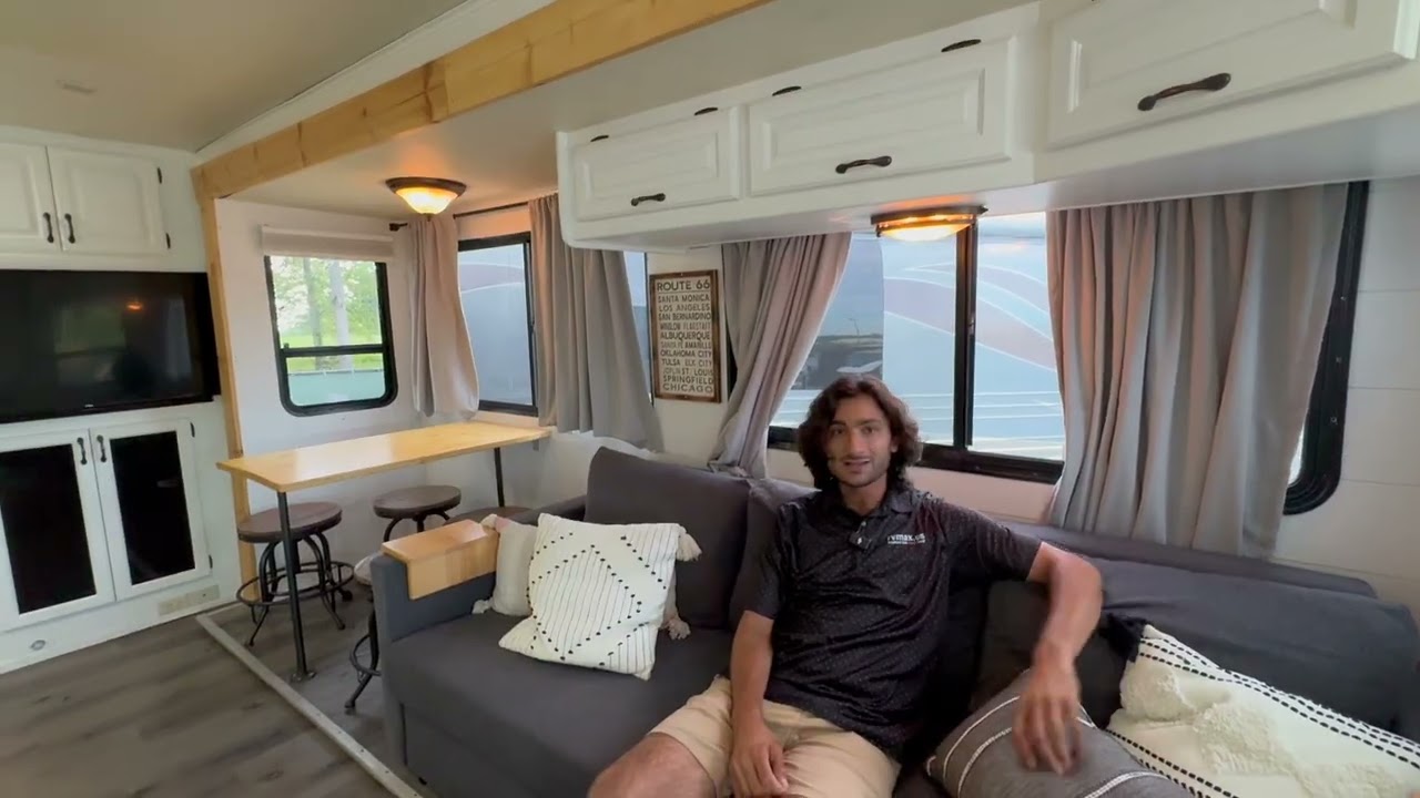 Катер Berkshire Bunkhouse 2009 года постройки, 39 футов. Недавно обновленный интерьер.