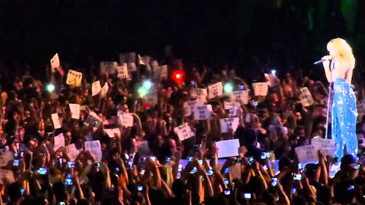 Rihanna: Diamonds World Tour 2013 Au Stade de France