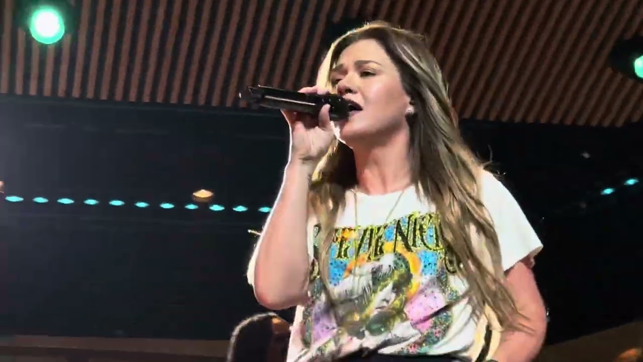 Kelly Clarkson performs Behind These Hazel Eyes at Studio Sessions in Las Vegas on 7.11.25