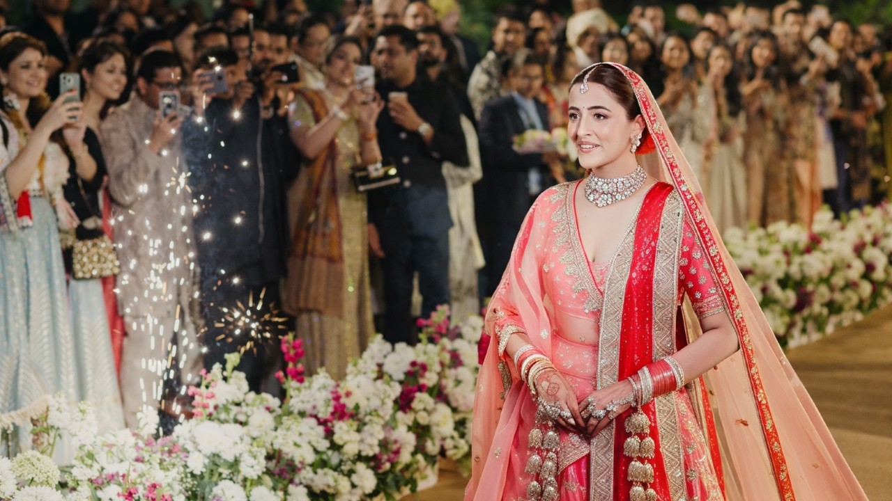 Nupur Sanon GRAND Entry In Wedding With Sister Kriti Sanon | Nupur Sanon & Stebin Ben Wedding Video