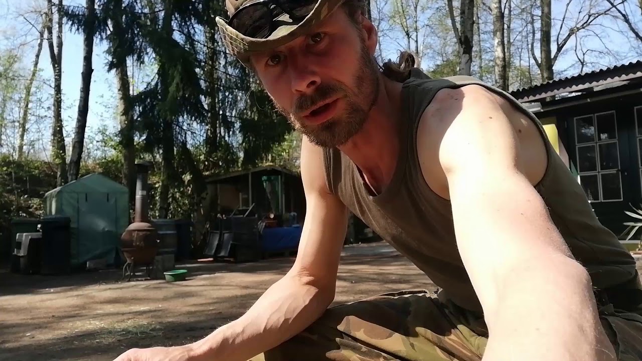 Bosmens Basje legt uit hoe vuur te maken met behulp van de tonderzwam