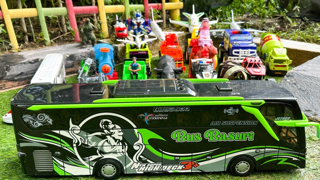 WOW! Menemukan Mainan Bus Telolet, Pesawat Terbang, Airforce, Tank Baja, Truck Mixer, Kereta Api.