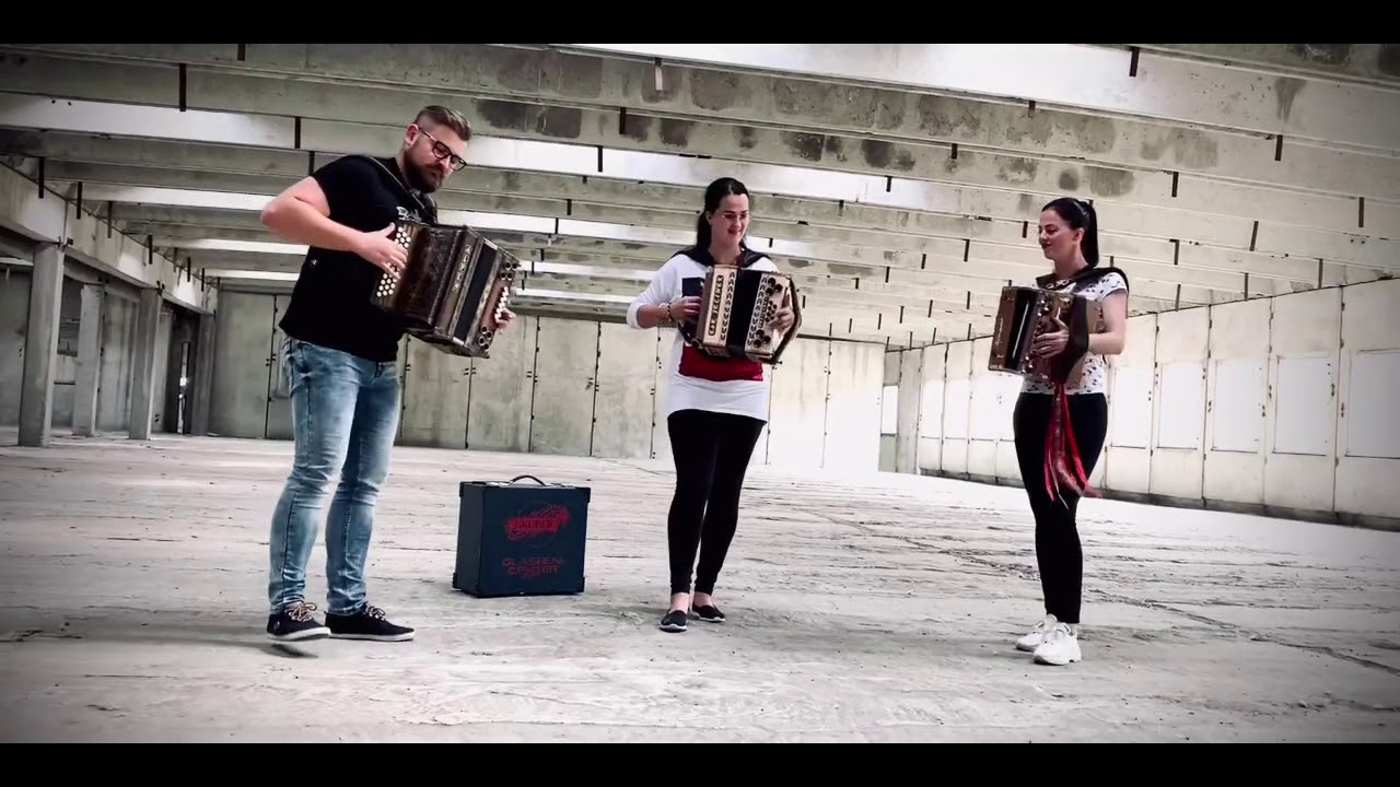 Tam okolo valala  - Patrik Kováč , sestry Bacmaňákové - Live “HALA”
