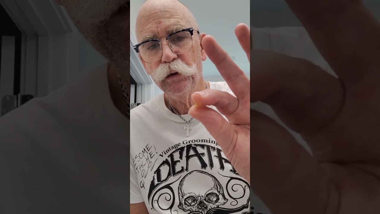 Укладка с помощью воска для усов Death Grip OG