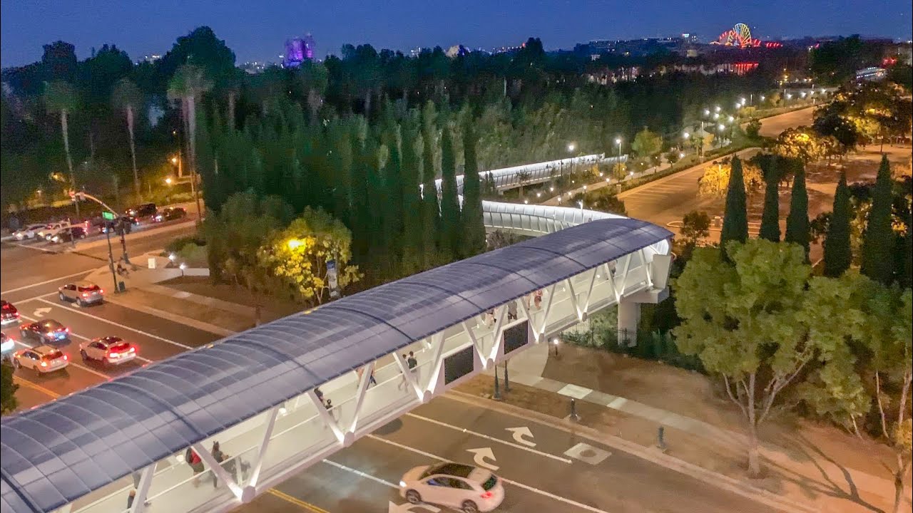 [4K] НОВЫЙ пешеходный мост и трамвайная зона в центре Диснея. ПОЛНЫЙ ПРОХОД ОТ ГЛАВНОГО МОСТА