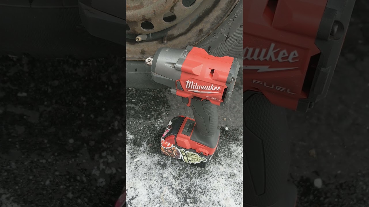 2555-20 M12 Stubby vs. 2962-20 M18 Mid Torque - Milwaukee Showdown 🔩
