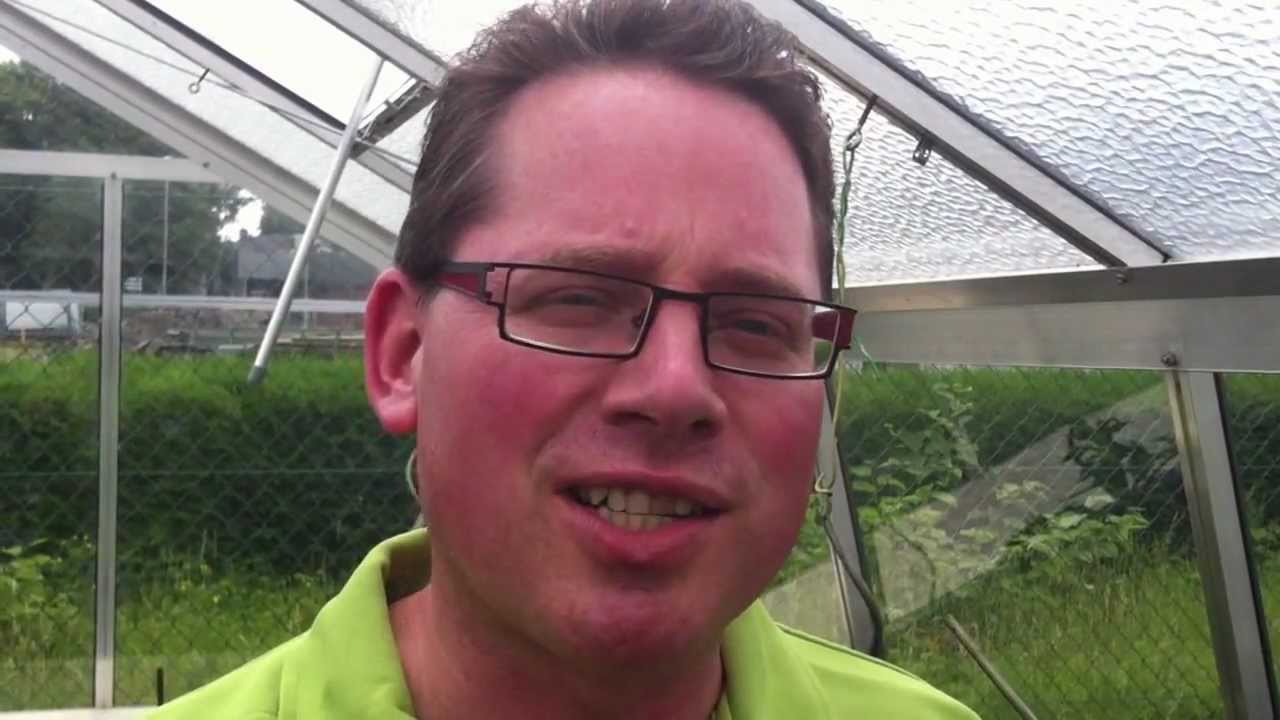 Hoe monteren we de tomatenhaken in onze tuinserre ?