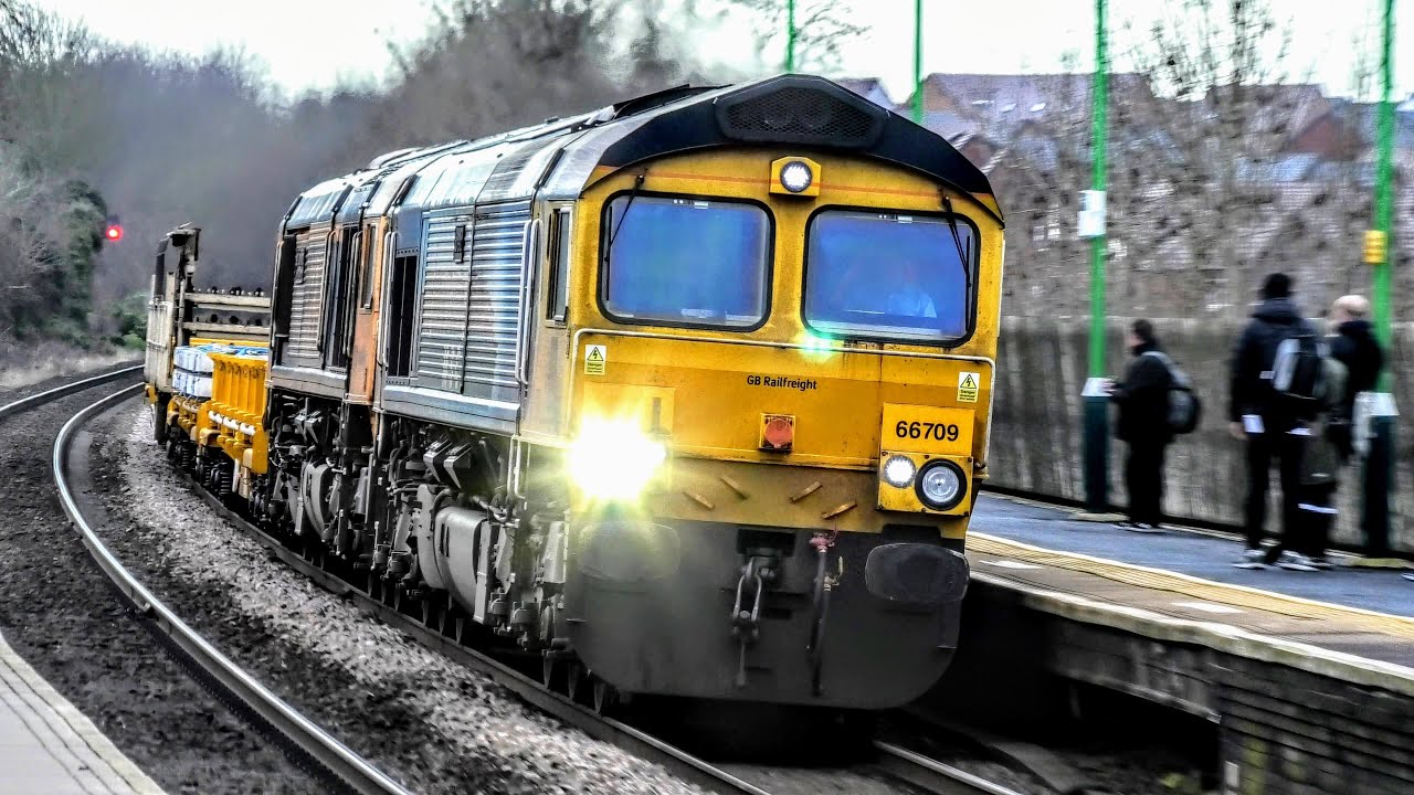Trains at Tamworth Station - Both Levels | 04/01/2024