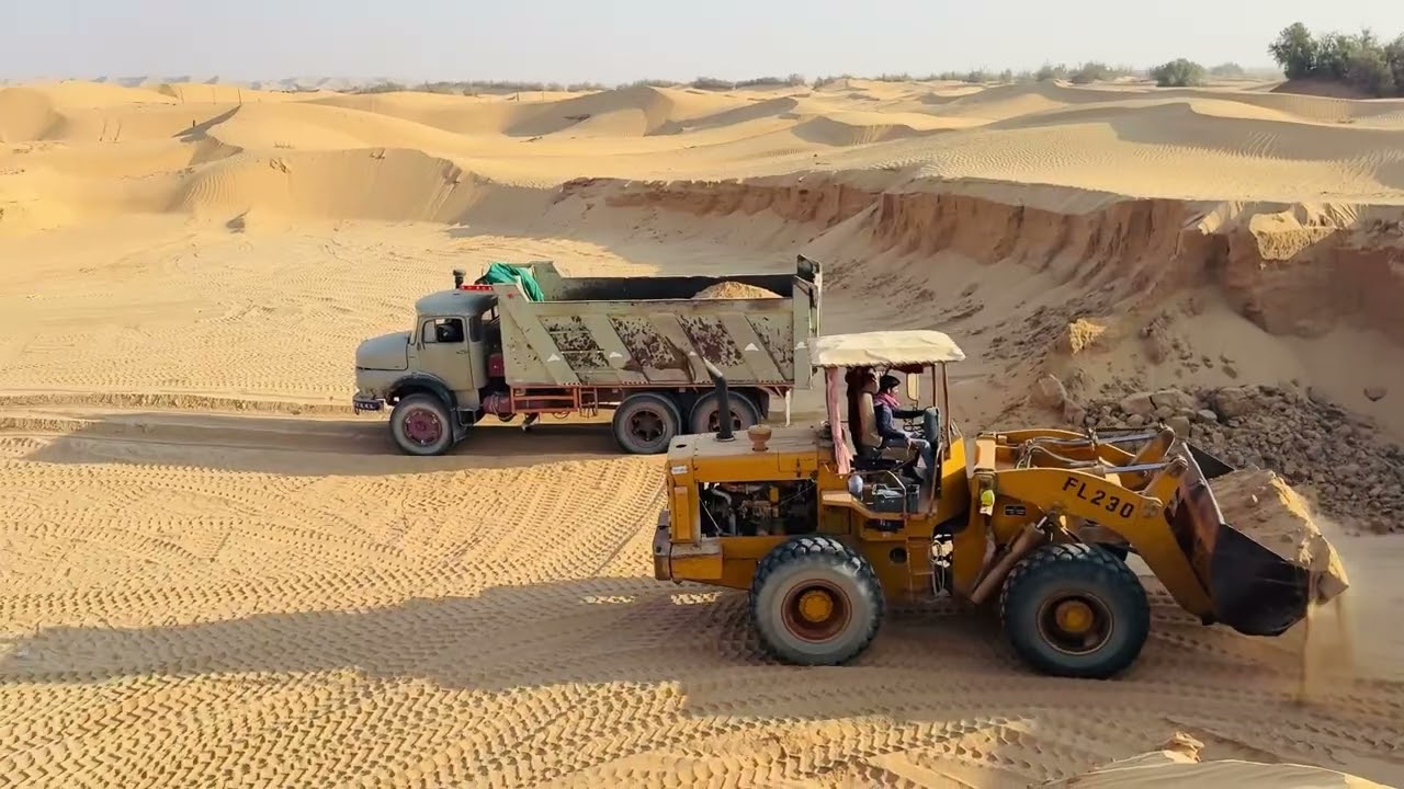 Powerful wheel loader, dumper loading