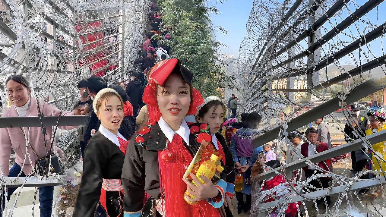 Kinh Hoàng Hàng Nghìn Người Đổ Ra Biên Hàng Rào Trung Quốc Gặp Người Thân Đầy Nước Mắt