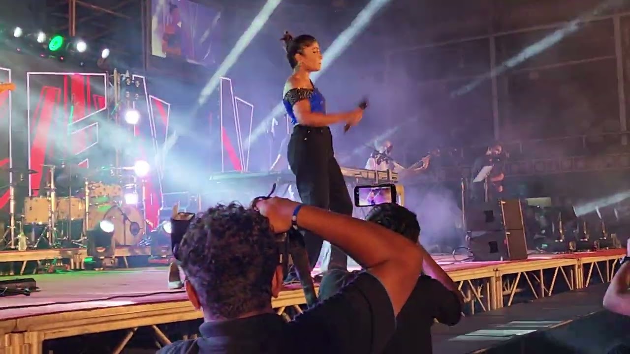විල් තෙර ඉන්න ඔයා - Umaria...Live on stage at the University of Peradeniya.