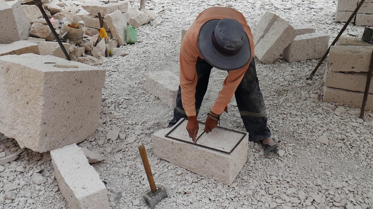Tallado de una Piedra de Sillar en Culebrillas, Arequipa, Perú