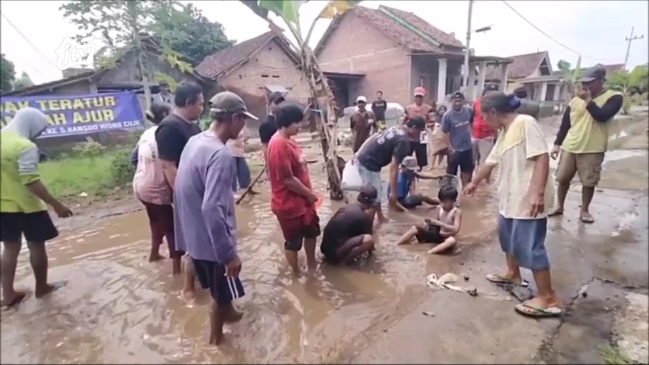 Jalan Tak Kunjung Diperbaiki, Warga Nganjuk Tebar Lele Hingga Berebut Lele di Kubangan