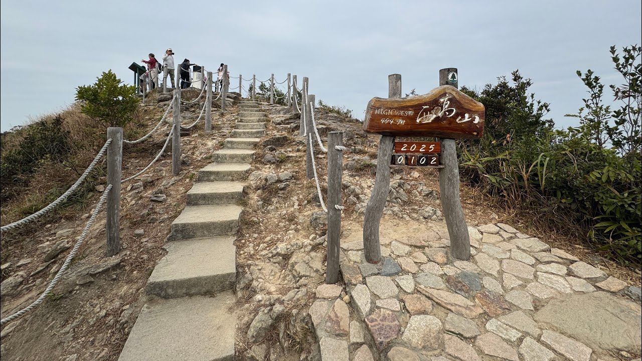 Trekking Lung Fu Shan via Morning Trail
