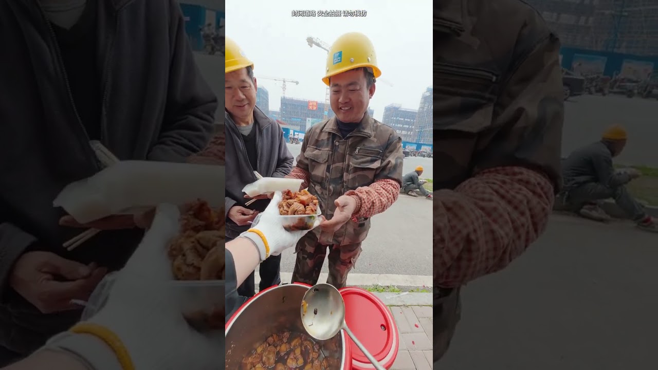 今天这个新菜系得到了师傅们的一致好评 #摆摊 #工地摆摊 #油豆腐烧肉 #小乖