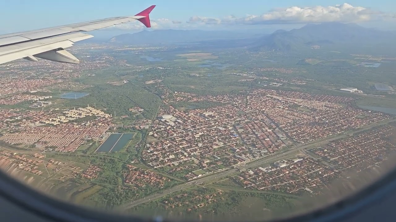 Aproximação e pouso de aeronave no aeroporto Internacional Pinto Martin- Fortaleza, Ceará