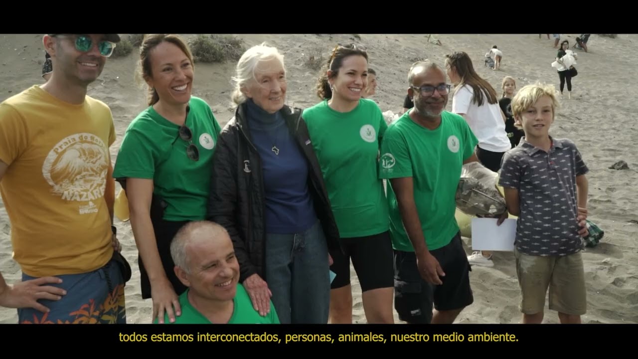 Limpieza de playa y liberaci&oacute;n de una tortuga con La Dra. Jane Goodall y grupos Ra&iacute;ces & Brotes