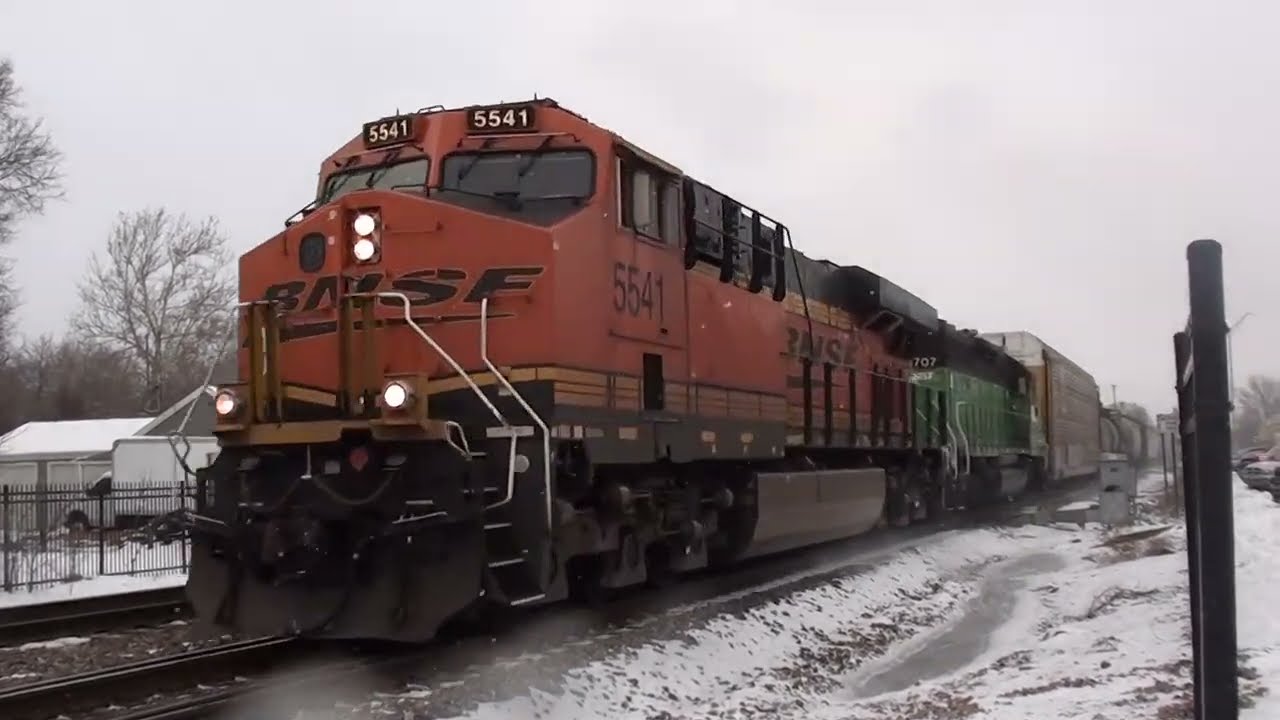 BNSF #5541 Leads BNSF H-KCKAMS with Ex BN SD40-2. Olathe, KS 1/12/24