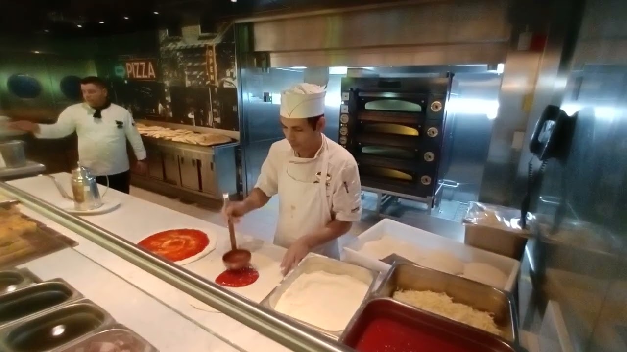 Preparazione della Pizza in nave da Crociera MSC World Europa