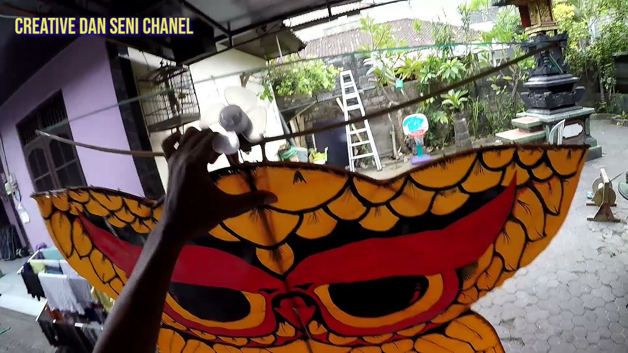 Main layangan di atas atap rumah mantap coy!(SENI HIBURAN)