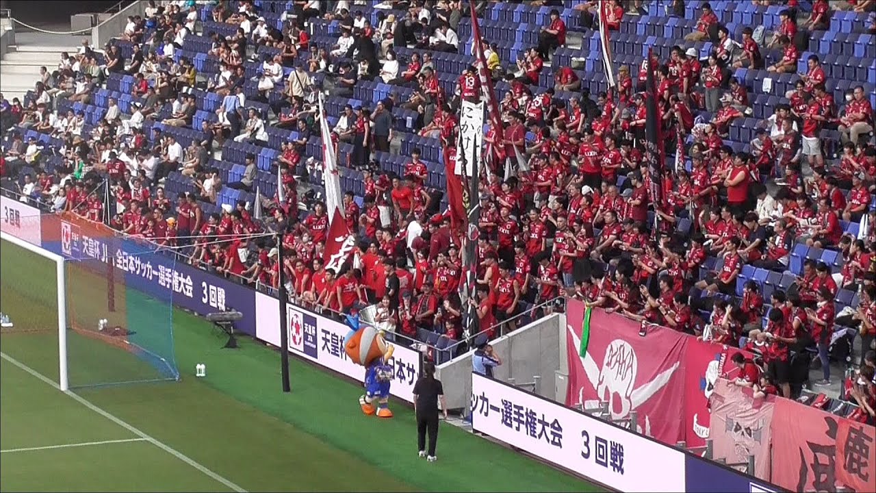 Jリーグマスコット界のアイドルのヴィヴィくん、鹿島サポさんとツーショット撮影会をしながらゆっくり通過・・・Ⅴ・ファーレン長崎VS鹿島アントラーズ　天皇杯３回戦　ピーススタジアム長崎スタジアムシティ