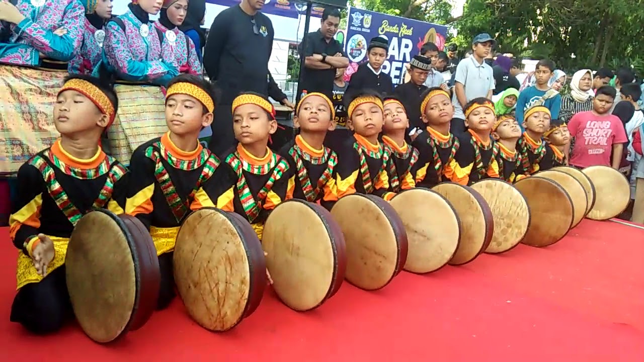 Tampil rapai geleng SD 30 pada acara CAR FREE DAY di jl. Simpang lima bna tadi pagi
