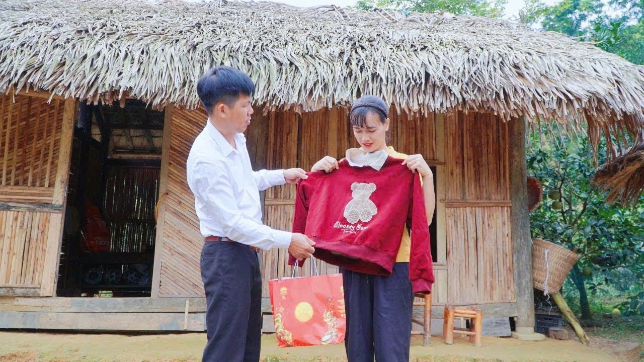 Act of love CEO Dong gave Tu Yen a warm coat as winter is approaching