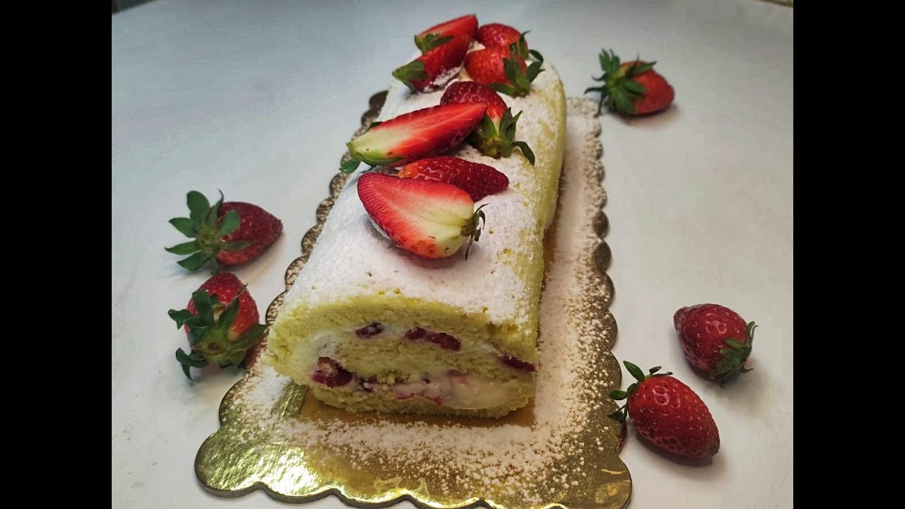 Torta rotolo veloce e facile da fare con crema e fragole. Super morbido e non si rompe!