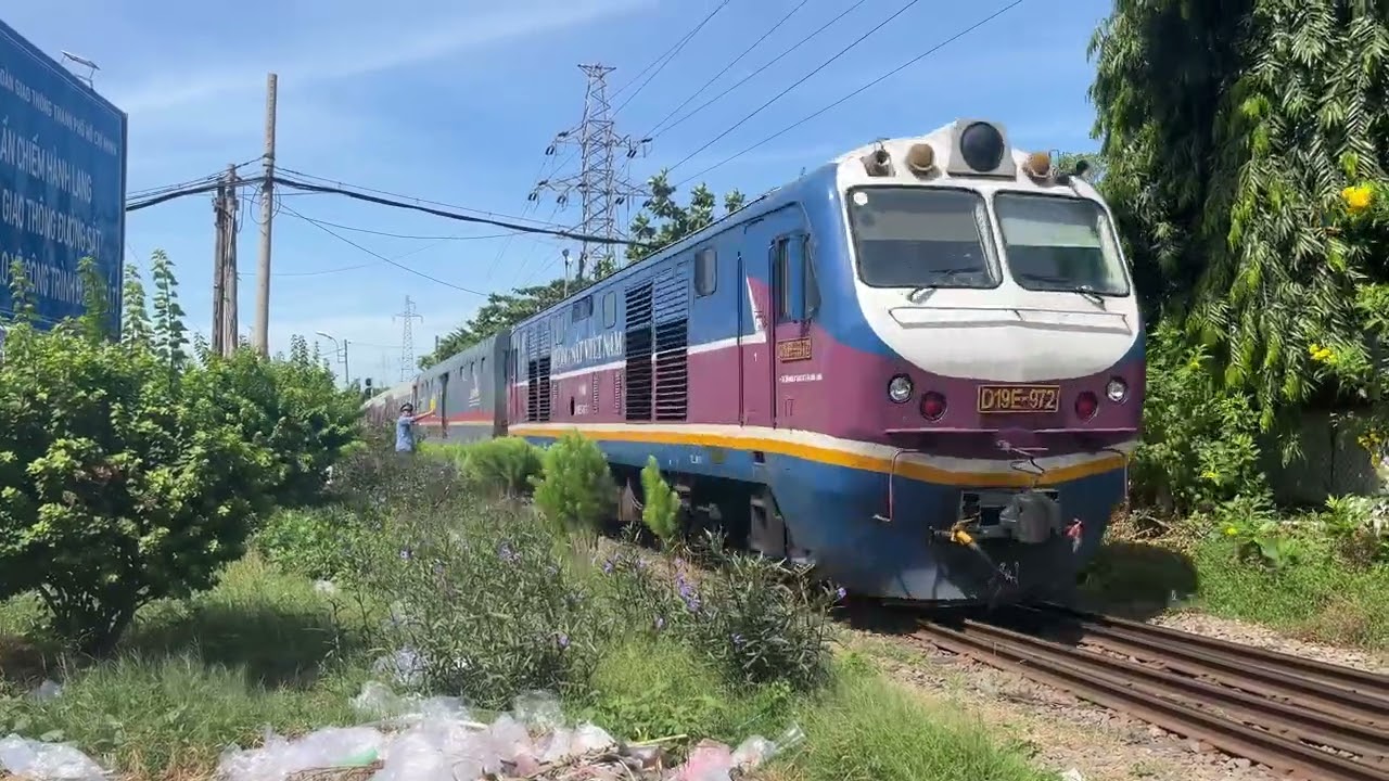 (230 - Tàu Tết 2026) D19E-972 kéo SE22 qua ga Bình Triệu (10:27 18/2/2026)