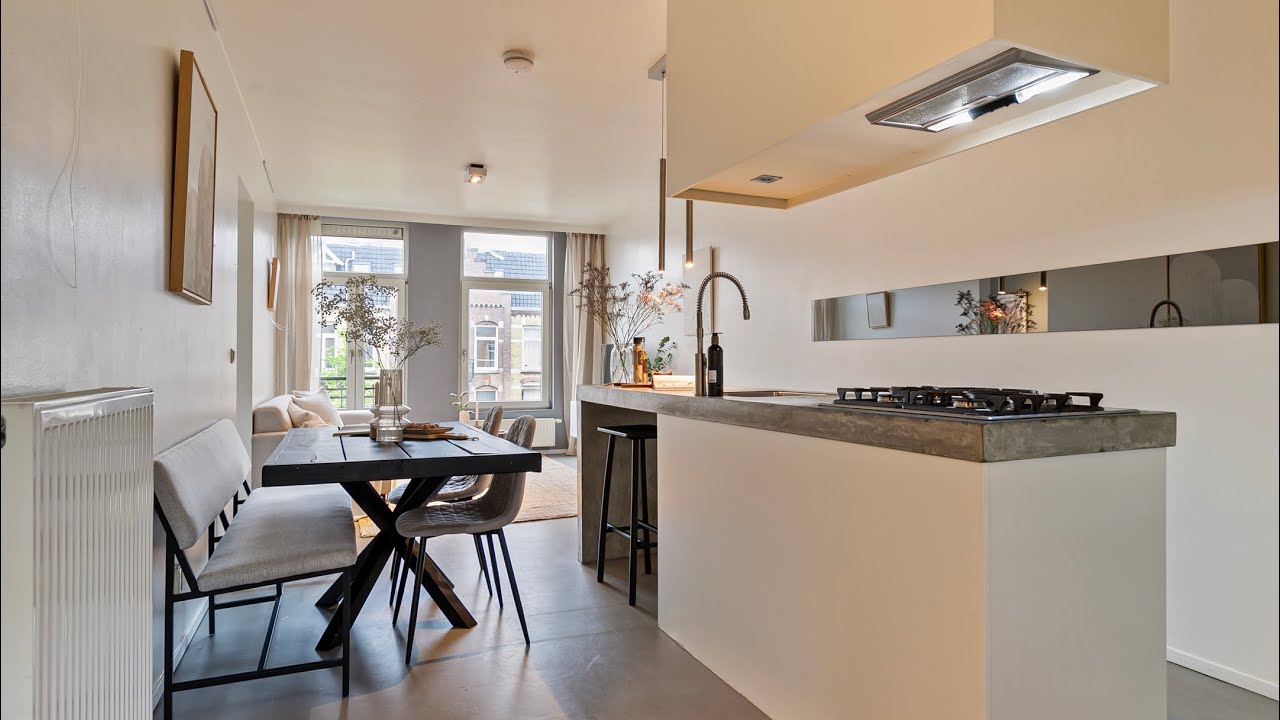 Open keuken met kookeiland en zowel aan de voor- als achterzijde een balkon