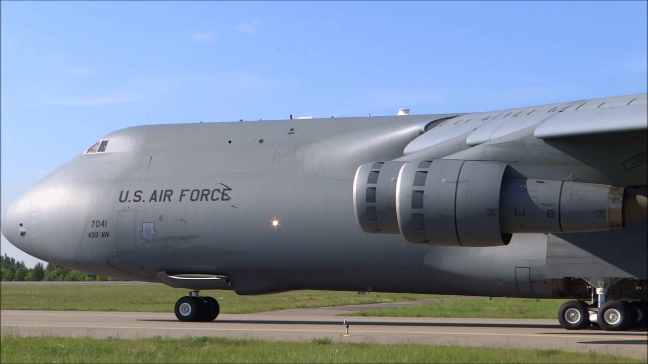 "GD 112": Lockheed C5 GALAXY landing at Gdańsk Airport.