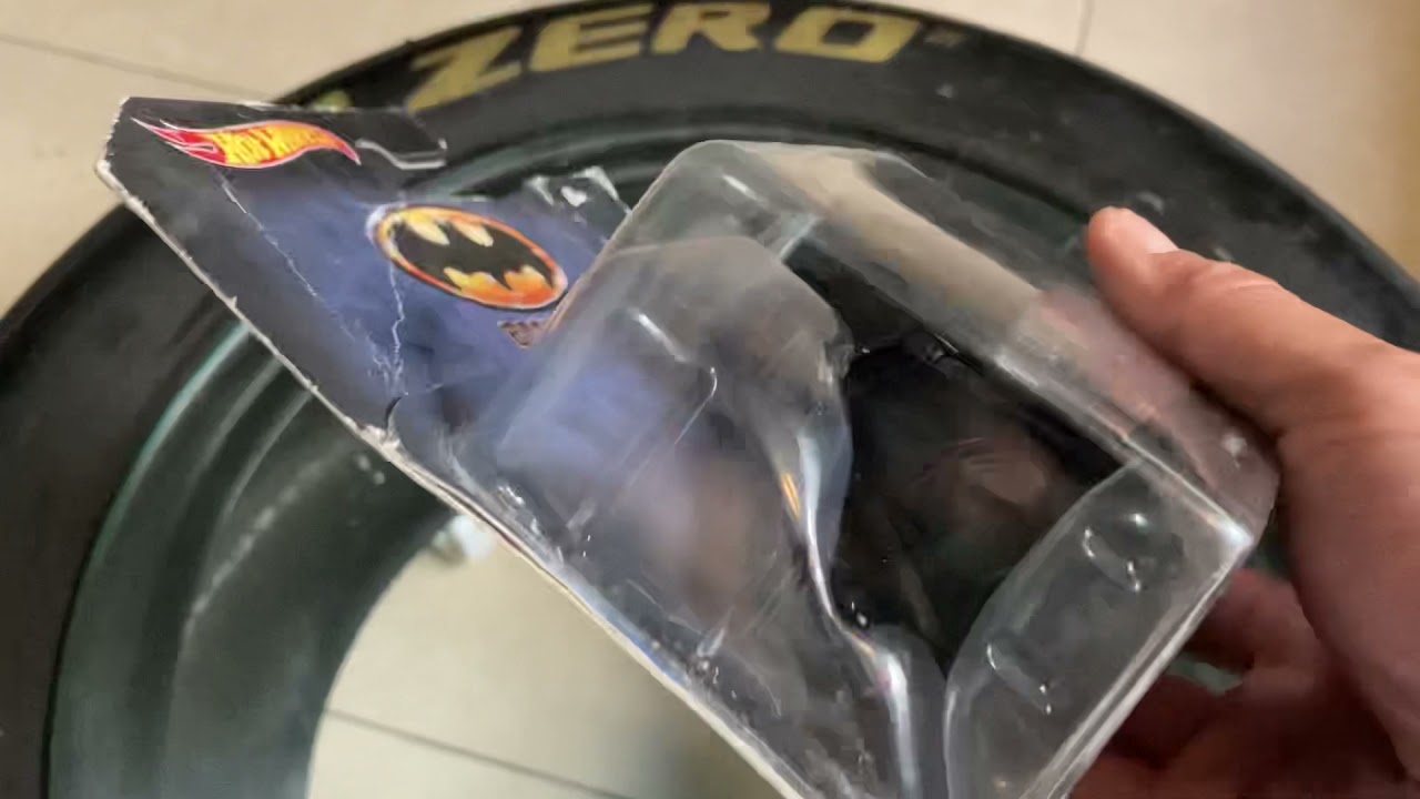 Unboxing Hot Wheels Batmobile (Tim Burton) 