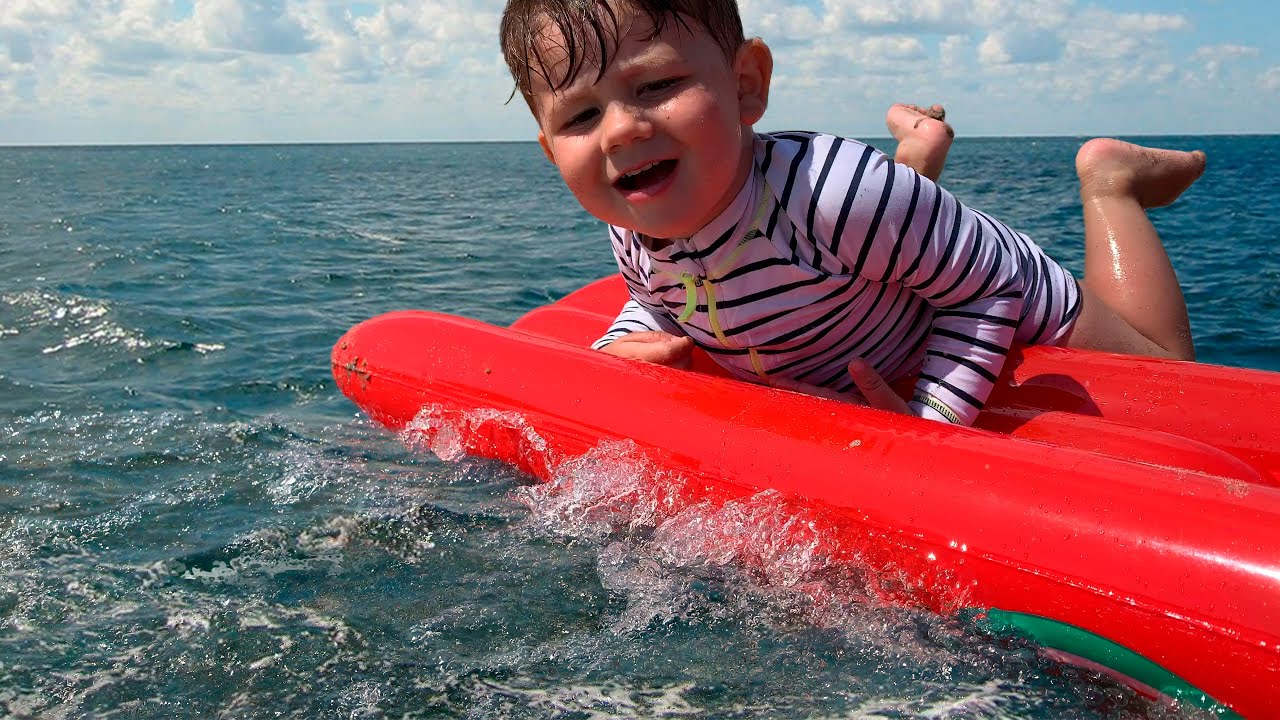 Matteo si diverte in spiaggia al mare gioca con macchinetta