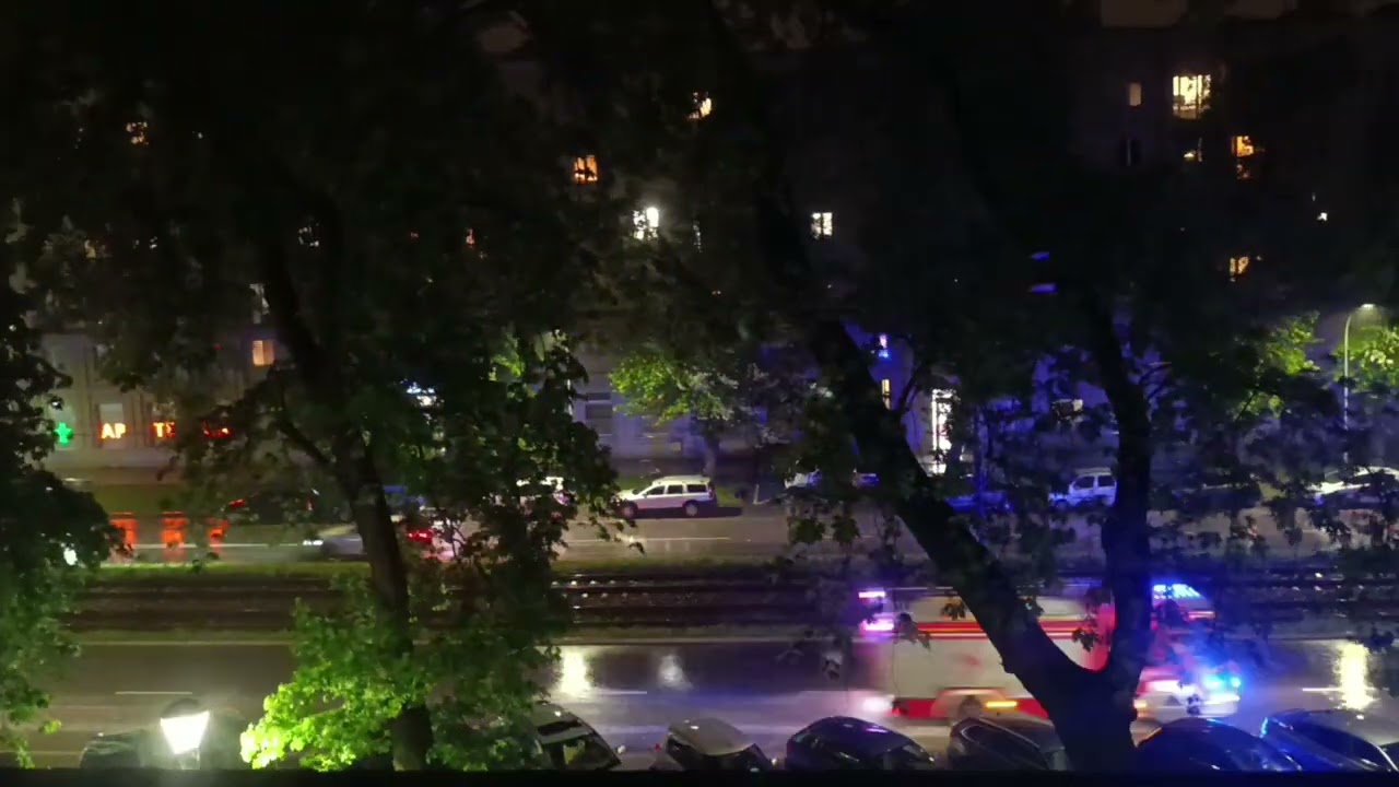 Burza w Krakowie 05.06.2025 . Mocne wyładowania w oddali . 2 bardzo aktywne komórki .