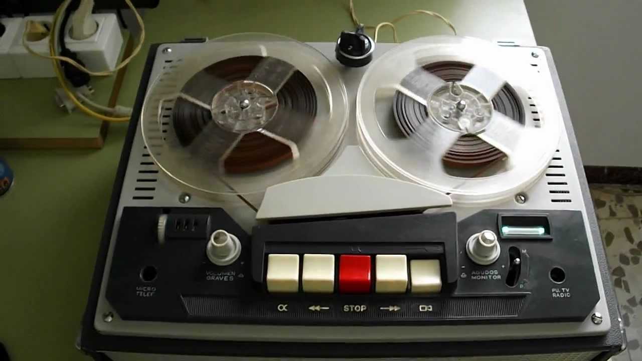 Magnet&oacute;fono antiguo funcionando despu&eacute;s de mucho tiempo