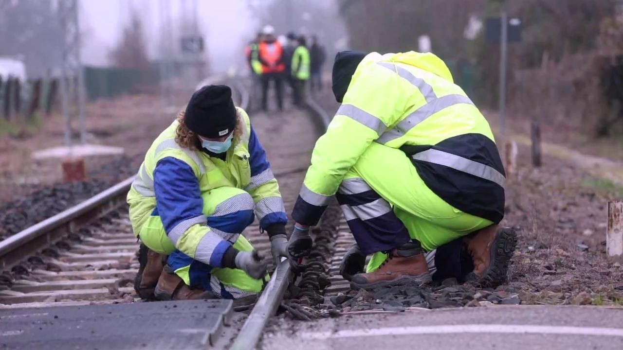 Ferrara, tecnici al lavoro per ripristinare la linea ferroviaria