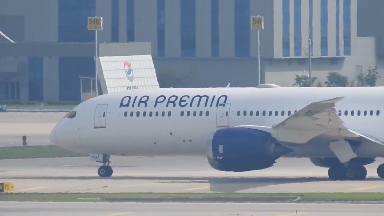 Boeing 787-9 Dreamliner / HL8703 / Air Premia / taxiing at Seoul-Incheon