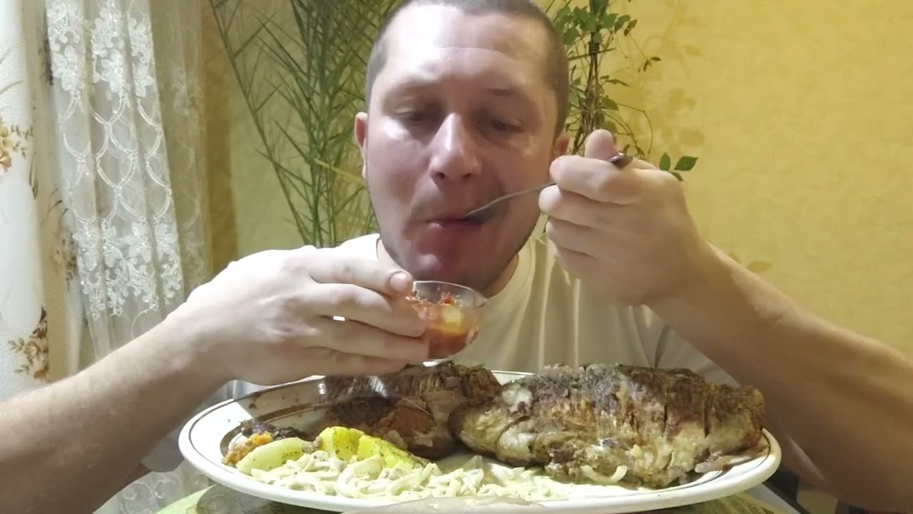 МУКБАНГ/ЕДАНА КАМЕРУ/ОБЖОР. ЖАРЕНЫЕ КАРАСИ, КАРТОШКА В МУНДИРЕ, МАРИНОВАННЫЙ ЛУК, ЗАКУСКА ДОМАШНЯЯ👍