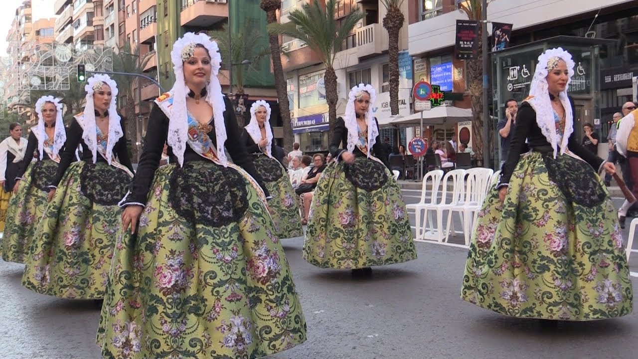 ENTRADA DE BANDAS Y DESFILE DE COMISIONES  2018