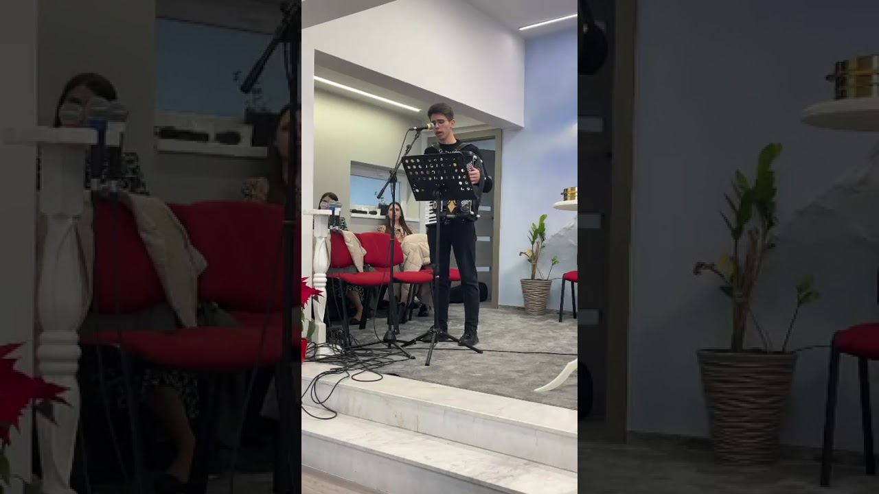 Șipoș Tiberius-Stau și privesc ochii adânci 