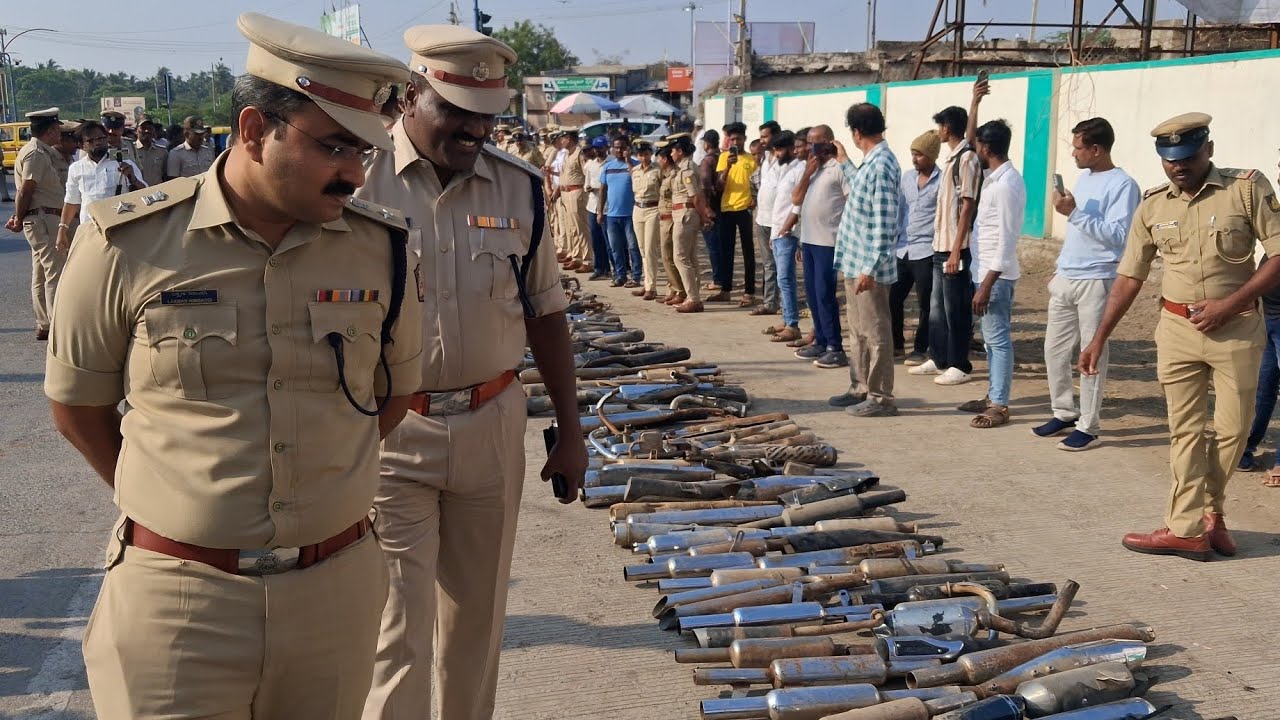 ಮೋಡಿಫೈ ಸೈಲೆನ್ಸರ್ ನಾಶ.ವಿಜಯಪುರ ಪೊಲೀಸರ ಕಾರ್ಯ. | VIJAYAPUR POLICE | @NEWS11KARNATAKA 