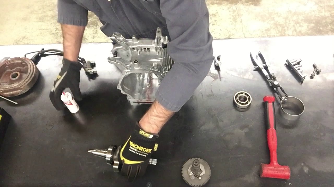 Piston ring compressing and installing crankshaft Honda GX 390