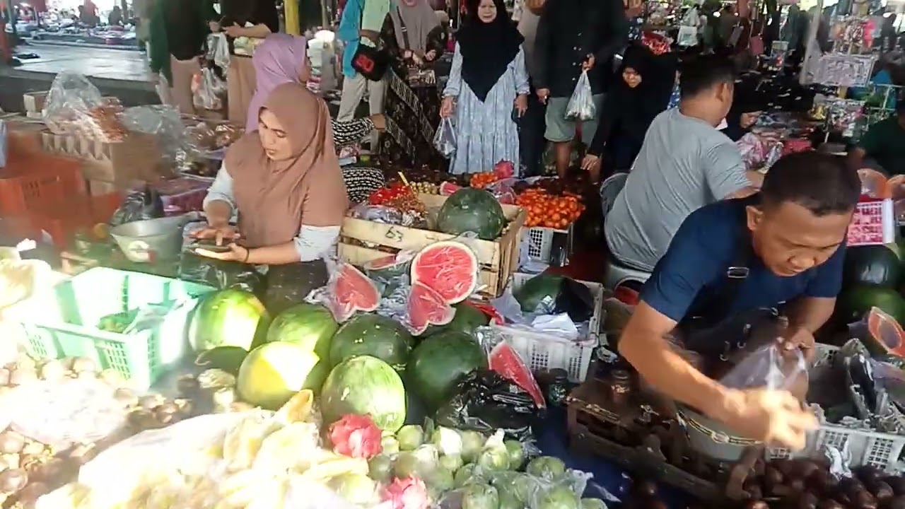 Lapak buah pasar PPS Gresik rame