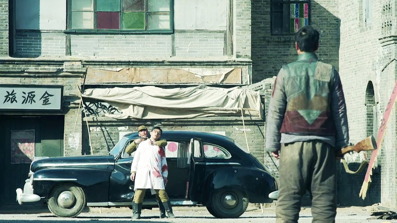 隊友被抓，共軍小夥不再隱忍，直接掀開外套全殲整支日軍！