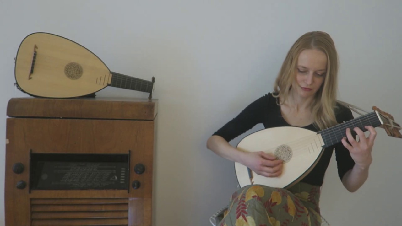 Ieva Baltmiskyte plays Courante by Mlle Bocquet on descant lute by Muzikkon