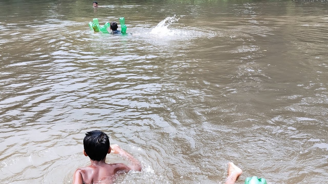 গ্রামের ছোট্ট  ছেলেদের বোতল বেধে সাঁতার @siddikbdvlog2695