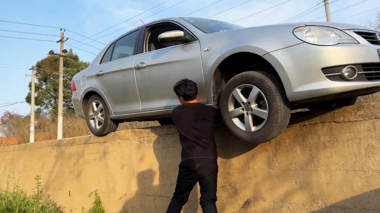 The Skill Of A Master Driver! When One Wheel Of The Car Fell Off The Curb