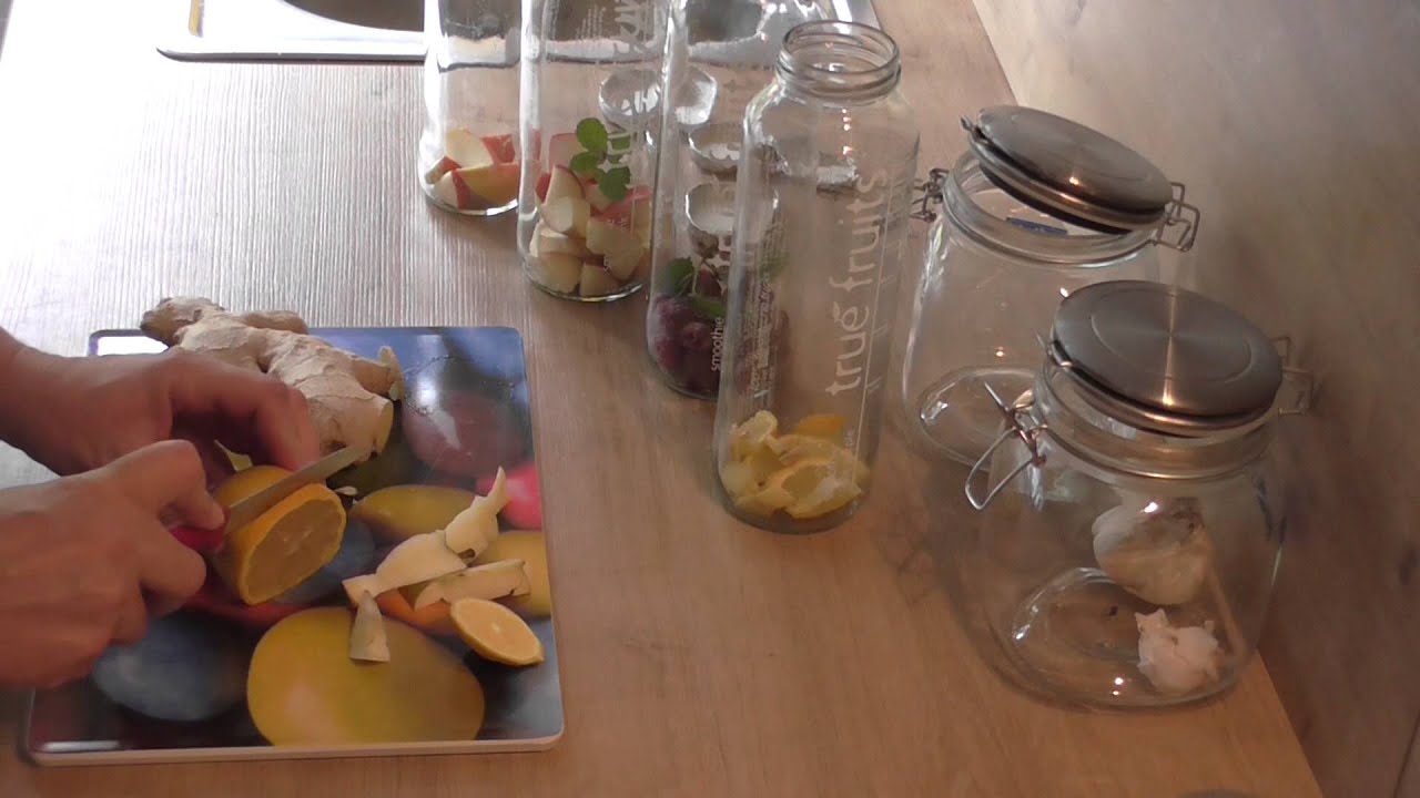 Detox Wasser mit Fr&uuml;chten selbst hergestellt